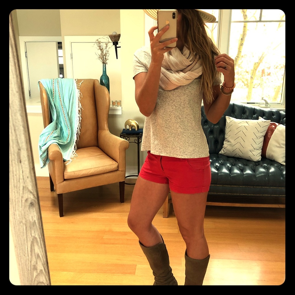 GUESS - dark pink/red shorts